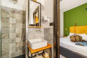 uma pequena casa de banho com um chuveiro e um lavatório. em BB OgliastRoom em Tortolì