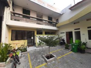 a building with a bike parked in front of it at OYO 93274 Oren Home Bekasi in Bekasi