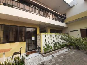 a view of the outside of a building at OYO 93274 Oren Home Bekasi in Bekasi