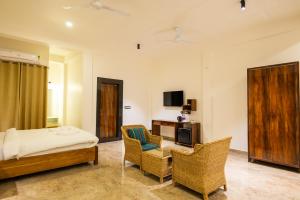 カジランガにあるThe Kaziranga Addressのベッドルーム1室(ベッド1台、デスク、椅子付)
