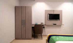 TV a/nebo společenská místnost v ubytování Treebo La Mirage Suite