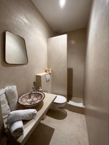 baño con aseo y lavamanos con tazón en Riad Home Zemrane, en Marrakech