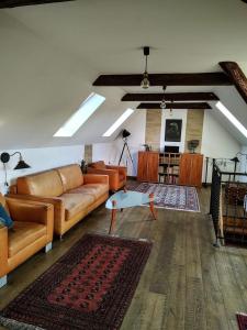 uma sala de estar com um sofá e uma mesa em Bieszczadzka Sielanka em Wojtkowa