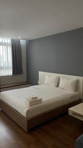 Un pat sau paturi într-o cameră la The Jade Apartment