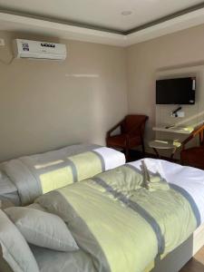 Una cama o camas en una habitación de Hotel Nagarjun Palace