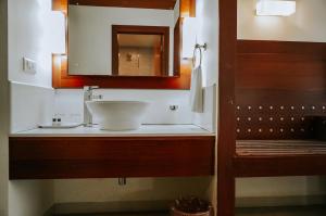 Bagno di Hotel Devaragam by K P Namboodiri's