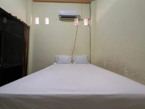 ケンダリにあるHotel O Mely Homestayの小さな部屋にある大きな白いベッド