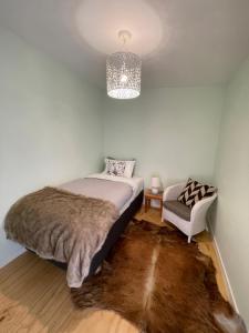 a bedroom with a bed and a chandelier at Lake view apartment La Hay 66 in Queenstown