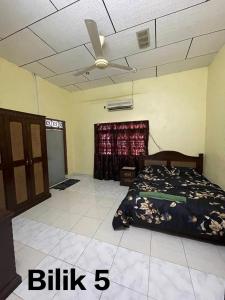 a bedroom with a bed and a ceiling fan at Dream Villa Homestay Kuala Nerang in Kuala Nerang