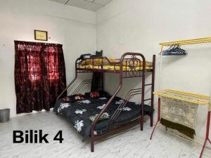 a bedroom with two bunk beds in a room at Dream Villa Homestay Kuala Nerang in Kuala Nerang