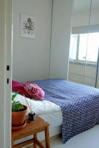 Postel nebo postele na pokoji v ubytování Adorable home with a garden view and a bathtub.