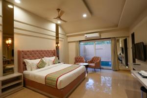 um quarto de hotel com uma cama e uma janela em Bageecha Resort em Pushkar