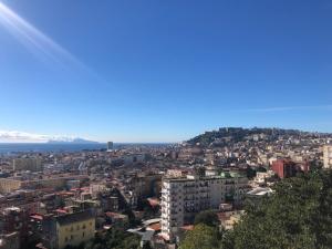uma vista para uma cidade com edifícios numa colina em Nanà Home em Nápoles