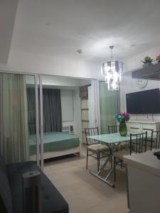 sala de estar con mesa y dormitorio en Azure Urban Resort and Residences Bahamas Tower en Manila