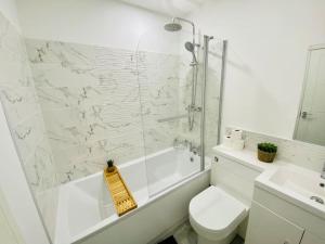 Phòng tắm tại Apartment 12 Contractors & Professionals