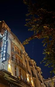テッサロニキにあるホテル イリシアの看板付きの建物