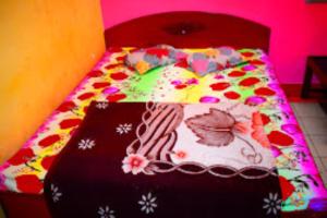 uma cama com um bolo em cima em Guwahati Lodge Guwahati em Guwahati