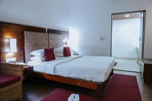 Letto o letti in una camera di Hotel Devaragam by K P Namboodiri's