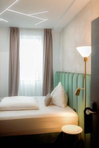 Łóżko lub łóżka w pokoju w obiekcie NED Hotel
