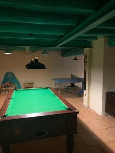 una mesa de billar en una habitación con una pelota de ping pong en Masia Sapera, en Pontons
