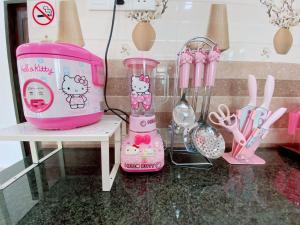 a pink hello kitty blender sitting on a table at Roomstay HELLOKITTY HOUSE in Kuala Terengganu