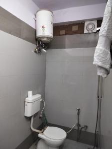 Koupelna v ubytování DS Residency Varanasi-Prime Location-Parking