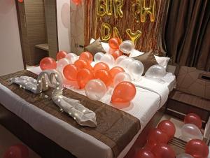 a bunch of balloons on a bed with a bunch of balloons at HOTEL RSB PLAZA in Tiruppūr