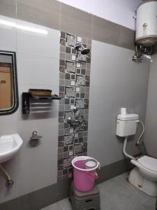 Koupelna v ubytování DS Residency Varanasi-Prime Location-Parking