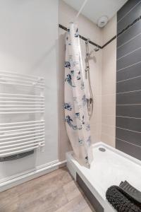 baño con cortina de ducha y bañera en Residence Germot - Appartements design Centre Ville proche Thermes, en Vichy