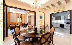 - une salle à manger et un salon avec une table et des chaises dans l'établissement 深溝仔庭園民宿, à Yuanshan