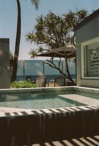 una piscina con vista al mar en 71 Hastings Street - Beachfront, en Noosa Heads