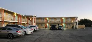 un estacionamiento con autos estacionados frente a un edificio en Heritage Inn, en Milpitas