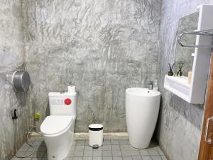 Koupelna v ubytování Dara Homestay