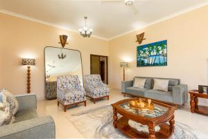 sala de estar con sofá, sillas y mesa en Shivo Guest House, en Kiembi Samaki