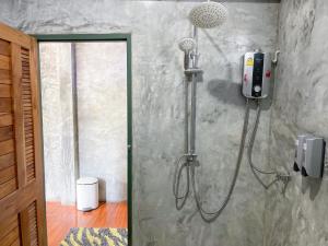 Koupelna v ubytování Dara Homestay