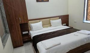 FabHotel Prime Shree Dev Prime في أودايبور: غرفة نوم بسرير كبير في غرفة