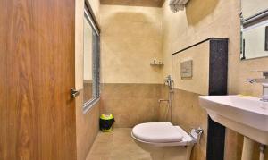 FabHotel Prime Shree Dev Prime في أودايبور: حمام مع مرحاض ومغسلة