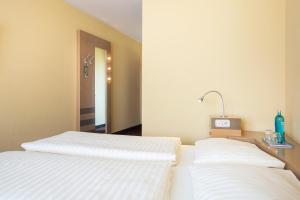 Postel nebo postele na pokoji v ubytování Roomingtons Lüneburger Heide