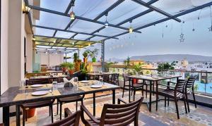 Bazén v ubytování FabHotel Prime Shree Dev Prime nebo v jeho okolí