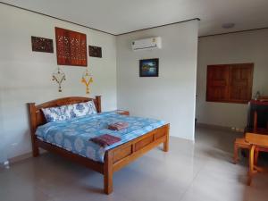 - une chambre avec un lit dans l'établissement Jasmin Resort, à Mae Hong Son