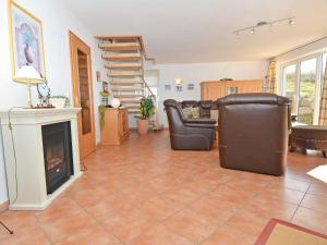 Η κουζίνα ή μικρή κουζίνα στο Seedörper Reethus mit Hafenblick, Kamin und Sauna