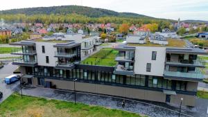 une vue aérienne d'un bâtiment dans une ville dans l'établissement Apartament Czarna Perła z dużym tarasem NA Dachu 75m2 , PROJEKTOR ,garaż podziemny, à Kielce