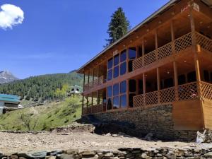 a building on the side of a mountain at Kashmir Star Guest House & Family Resort in Nārān