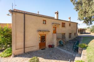 una vista exterior de una casa con patio en Mas dels Frares, en Vilafreser