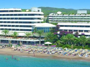 una playa con sillas y sombrillas y un hotel en Rubi Hotel en Avsallar