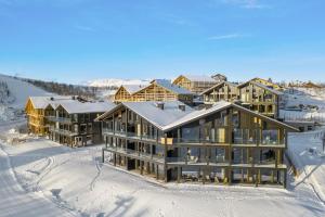 uma vista aérea de um resort na neve em Kikut Alpine Lodge 9103 em Geilo