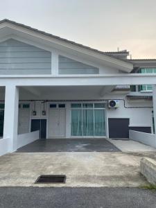 Biały dom z garażem i podjazdem w obiekcie Sara Villa @ 5mins A'famosa Resort w mieście Kampong Alor Gajah