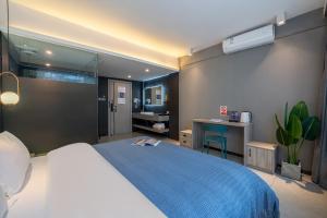 Letto o letti in una camera di Yangshuo EMOJI YOUTH HOSTEL