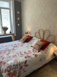 um quarto com uma cama grande e uma colcha floral em Grand’Heurt 50m de la plage em Le Portel