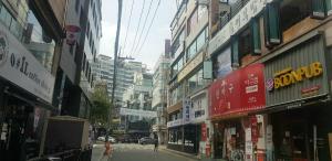 una calle en una ciudad con muchos edificios en Yire House, en Seúl